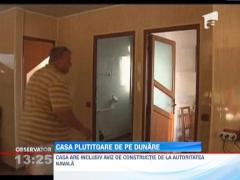 Un roman si-a construit o casa plutitoare cu etaj