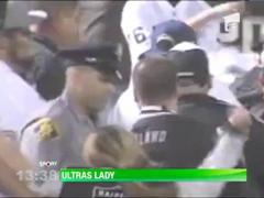 O pustoaica din SUA s-a batut cu politia in tribune