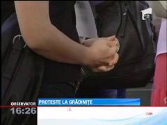 Zeci de educatori si parinti au protestat in fata prefecturii din Iasi