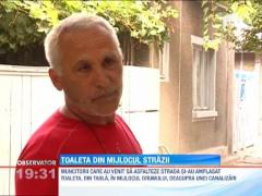 Muncitorii veniti sa asfalteze si-au amenajat toaleta chiar in mijlocul strazii