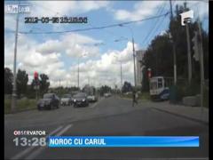 Noroc cu carul! Un barbat a fost cat pe ce sa fie calcat de un tramvai