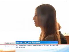 Copii de la clasa pregatitoare, nevoiti sa stea pe jos din lipsa de mobilier