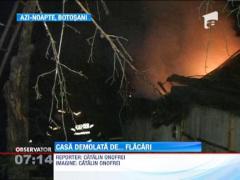 Casa parasita mistuita de flacari, in Botosani