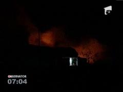 Incendiu puternic la un depozit cu materiale textile din Afumati