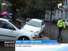 A cazut cu masina intr-o groapa din asfalt