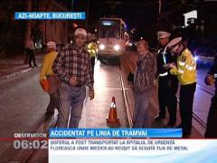 Sofer ranit prin masina de o sina de tramvai