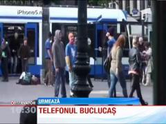 Vezi aici ce reactie au trecatorii cand vad un iPhone 5 lipit de asfalt!