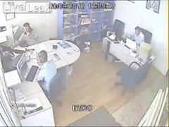 Un muncitor din Turcia a cazut prin tavan in biroul unor functionari