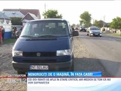 Doi oameni au fost grav raniti de o masina, chiar in fata casei