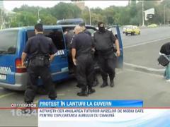 Protest in lanturi la Guvern