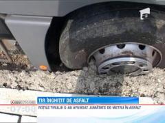 TIR inghitit de asfalt pe drumul national 1C