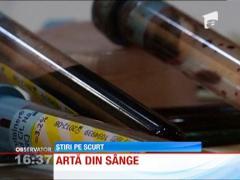 Un pictor excentric realizeaza portrete exceptionale cu propriul sange