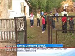 Zeci de elevi buzoieni merg kilometri intregi pe jos pana la o scoala din Braila