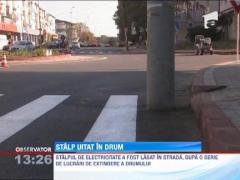 Dorel a lovit din nou! Stalp de electricitate lasat in mijlocul drumului, in Botosani