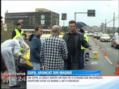 Bebelus aruncat dintr-un taxi aflat in mers