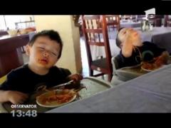 Doi gemeni din SUA adorm cu mancarea in gura