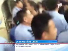Un criminal din China a fost la un pas sa fie linsat de sute de locatari furiosi