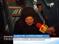 100 de mii de pelerini au indurat ploaia pentru moastele Sfintei Parascheva