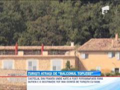 Zeci de turisti viziteaza castelul unde a fost surprinsa topless ducesa de Cambridge