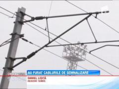 14 trenuri au avut intarzieri de zeci de minute, dupa ce hotii au furat cablurile de semnalizare