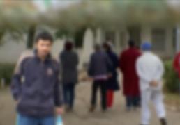 Bolnavii de la Spitalul de psihiatrie de la Balaceanca cercesc ore in sir la poarta instituiei