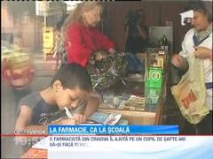 O farmacista din Craiova il ajuta pe un copil nevoias sa-si faca temele