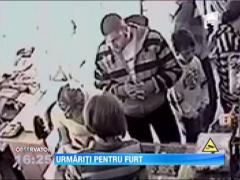 Doi tineri din Targoviste, surprinsi pe camere cand i-au furat telefonul unei vanzatoare