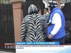 Descinderi la palatele romilor din Strehaia! Romii au aruncat cu pietre dupa mascati