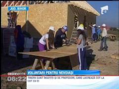 300 de voluntari straini construiesc si renoveaza case pentru oamenii saraci din Beius