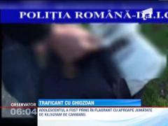 Un tanar de 19 ani a fost prins cu o jumatate de kilogram de droguri ascunse in rucsac