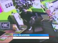 Hotii din SUA au devenit tot mai inventivi! A pradat un magazin de telefoane mobile direct prin tavan