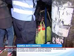 Linistea de langa sfintele moaste a tinut doar doua zile! Credinciosii si-au dat coate chiar in zi de sarbatoare