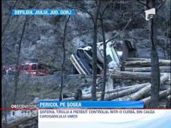 TIR rasturnat in Defileul Jiului