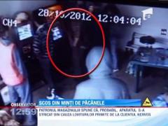 IMAGINI SOCANTE! / Un barbat furios ca a pierdut la pacanele si-a descarcat nervii pe patron