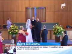 Aparitie-soc la nunta! Un barbat a aparut pe jumatate dezbracat in spatele preotului
