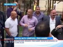 Distractie mare pentru Nutu Camataru! Nici nu a iesit bine de la inchisoare, ca a si inceput sa imparta bani la lautari
