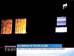 S-a sinucis chiar in timp ce politia era la usa lui