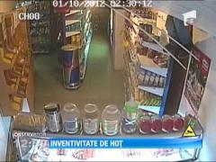 Cluj: Cinci tineri au jefuit mai multe magazine, dupa ce au patruns prin tavan
