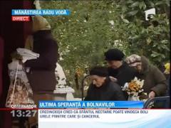 Pelerinaj la Manastirea Radu Voda din Capitala. Mii de credinciosi se roaga la moastele Sfantului Nectarie