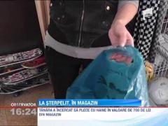 O tanara a fost surprinsa de camerele in timp ce fura haine dintr-un magazin