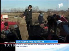 O femeie a fost prinsa sub un mal de pamant! Pompierii militari solicitati sa o salveze