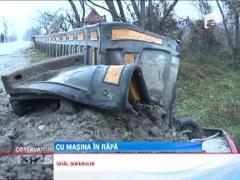 Un sofer din Arges a scapat ca prin minune, dupa ce s-a rasturnat in albia unui parau