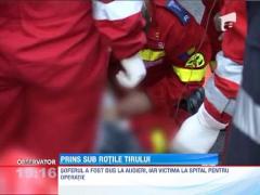 Bistrita: Un barbat a fost prins sub rotile unui TIR, dupa ce s-a agatat cu securea de prelata mastodontului