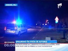 Batrani spulberati de o masina intr-o statie de autobuz