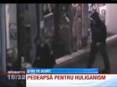 Un tanar care facea gesturi obscene catre o camera de supraveghere s-a lovit de un stalp