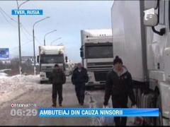 Mii de autovehicule blocate de trei zile pe o autostrada din cauza zapezii, in Rusia