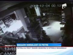 Magazinul unui consilier local din Dambovita, vandalizat cu pietre din razbunare