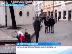 Concert in strada! Un tata, cantaret ambulant si bebelusul lui, au impresionat pana la lacrimi trecatorii