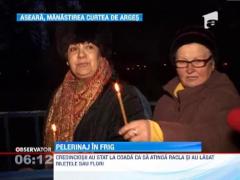 Curtea de Arges: Aproape cinci mii de oameni au indurat frigul pentru a ajunge la moastele Sfintei Filofteia