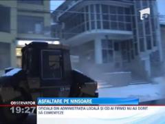 UPDATE / La Strehaia se asfalteaza chiar si atunci cand ninge